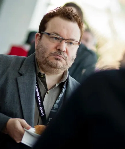 Jeffrey Zeldman photographié en biais lors d'un événement professionnel