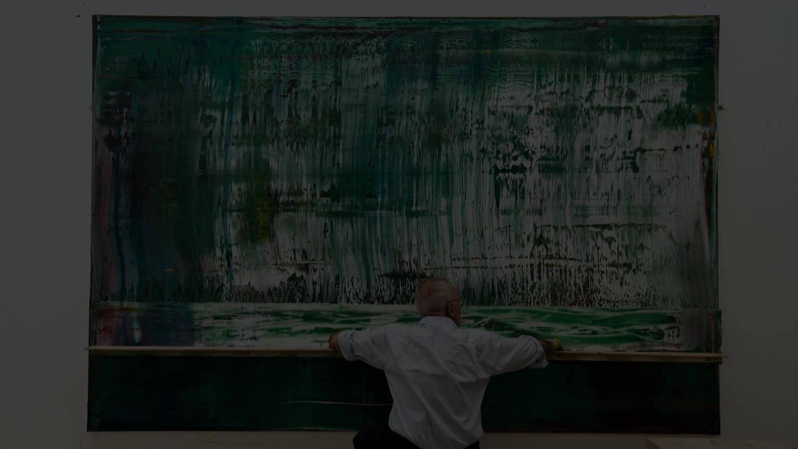 Photo de Gerhard Richter de dos contemplant une de ses oeuvres contemporaines.